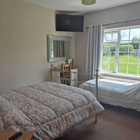 Nora's Mullagh - Sleeps 5 Kells (Meath)