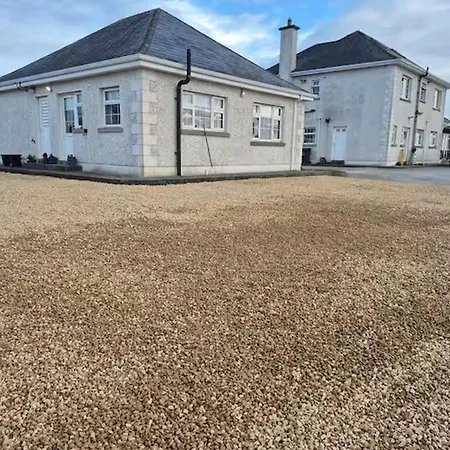 Nora's Mullagh - Sleeps 5 Kells (Meath)